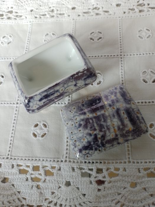 Caixa em porcelana pintada à mão