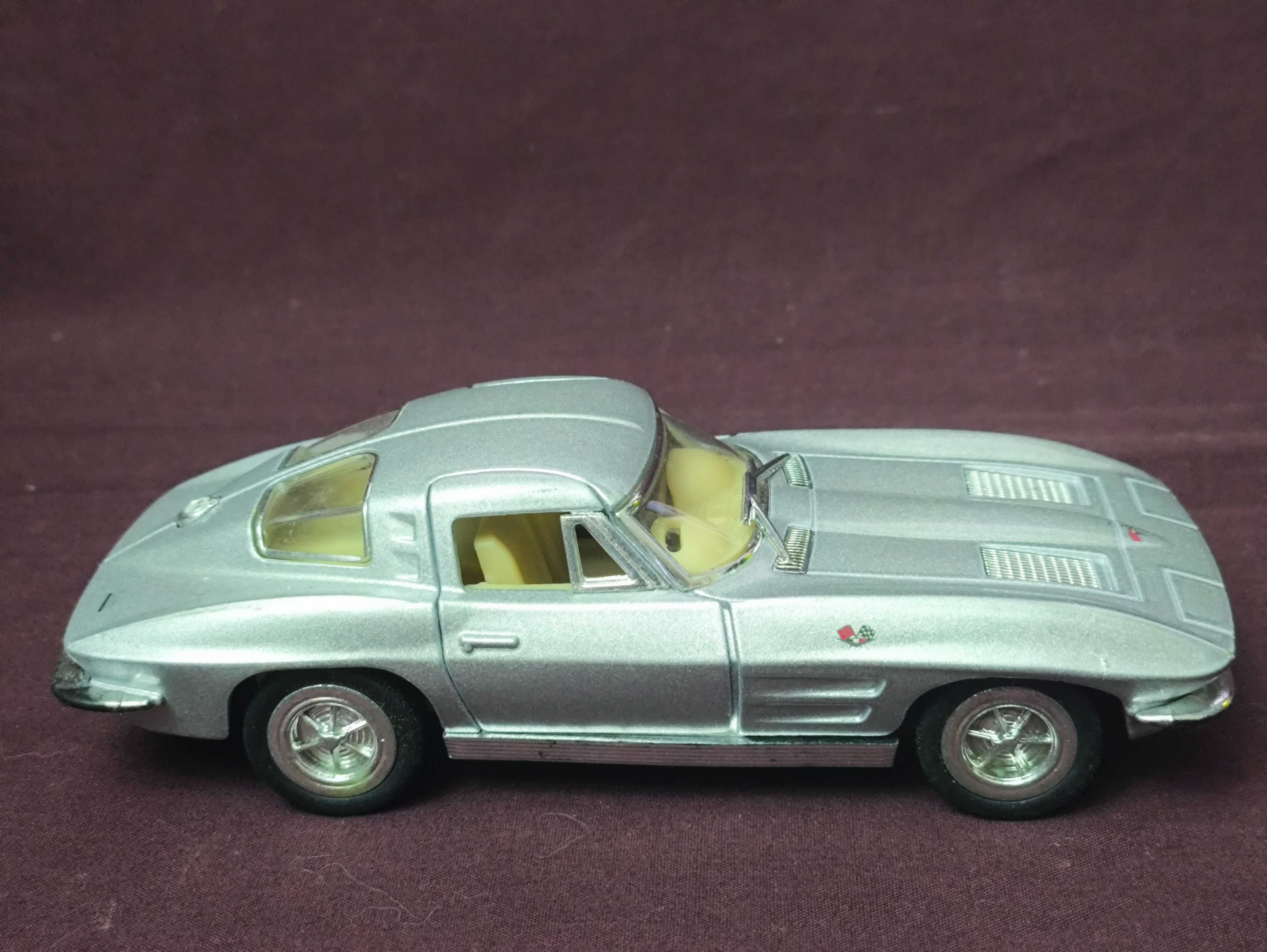 Машинка инерционная Chevrolet Corvette Sting Ray 1:36 Kinsmart KT5358