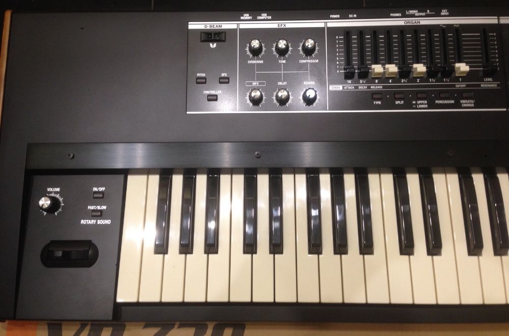 Профессиональный синтезатор (електропіано) Roland VR-730