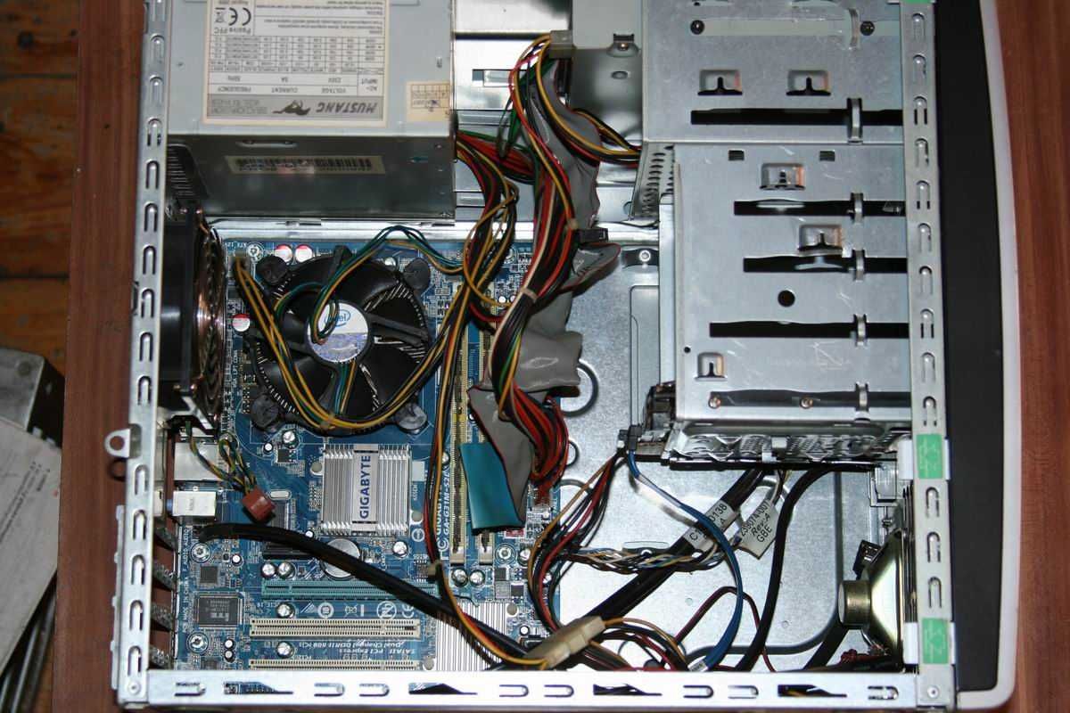 Komputer  z  procesorem  quad  Q8300  i  płytą  Gigabayte  +  FDD