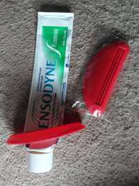 Wyciskacz do pasty do zębów lub kremu w plastikowej tubie - nakładka.