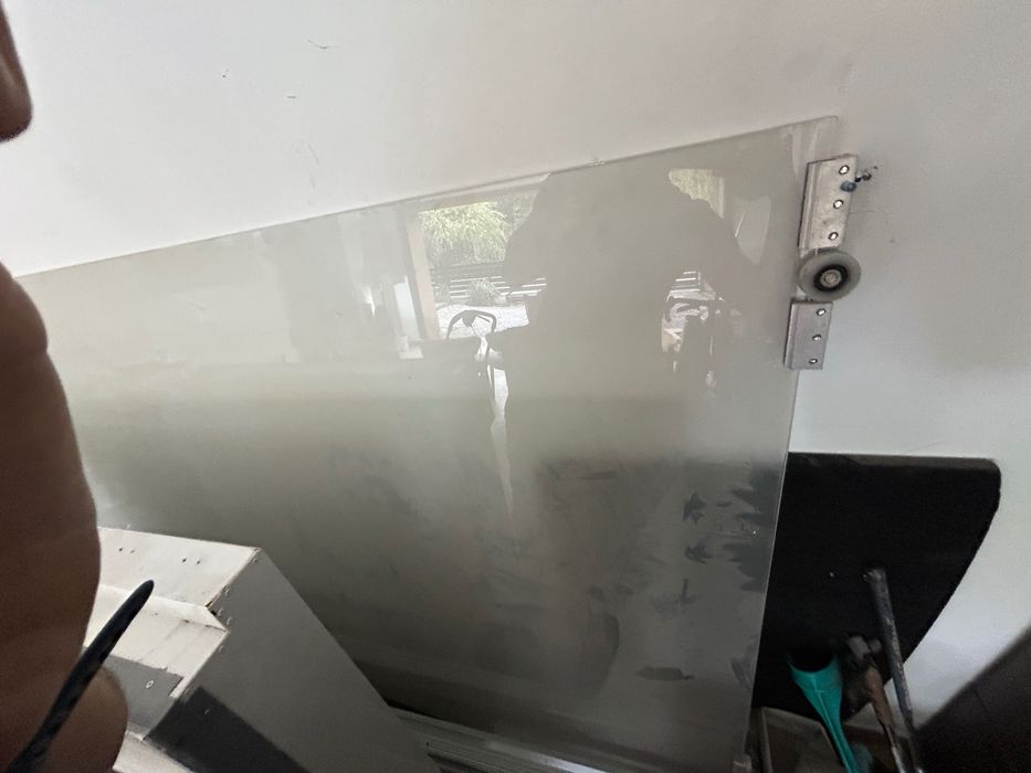 Szyba drzwi przesuwne oraz stala szyba