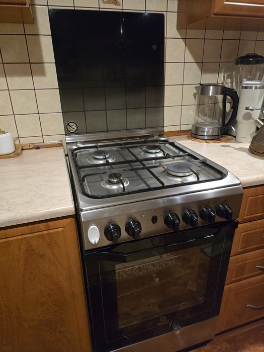 Kuchenka gazowa z piekarnikiem Indesit