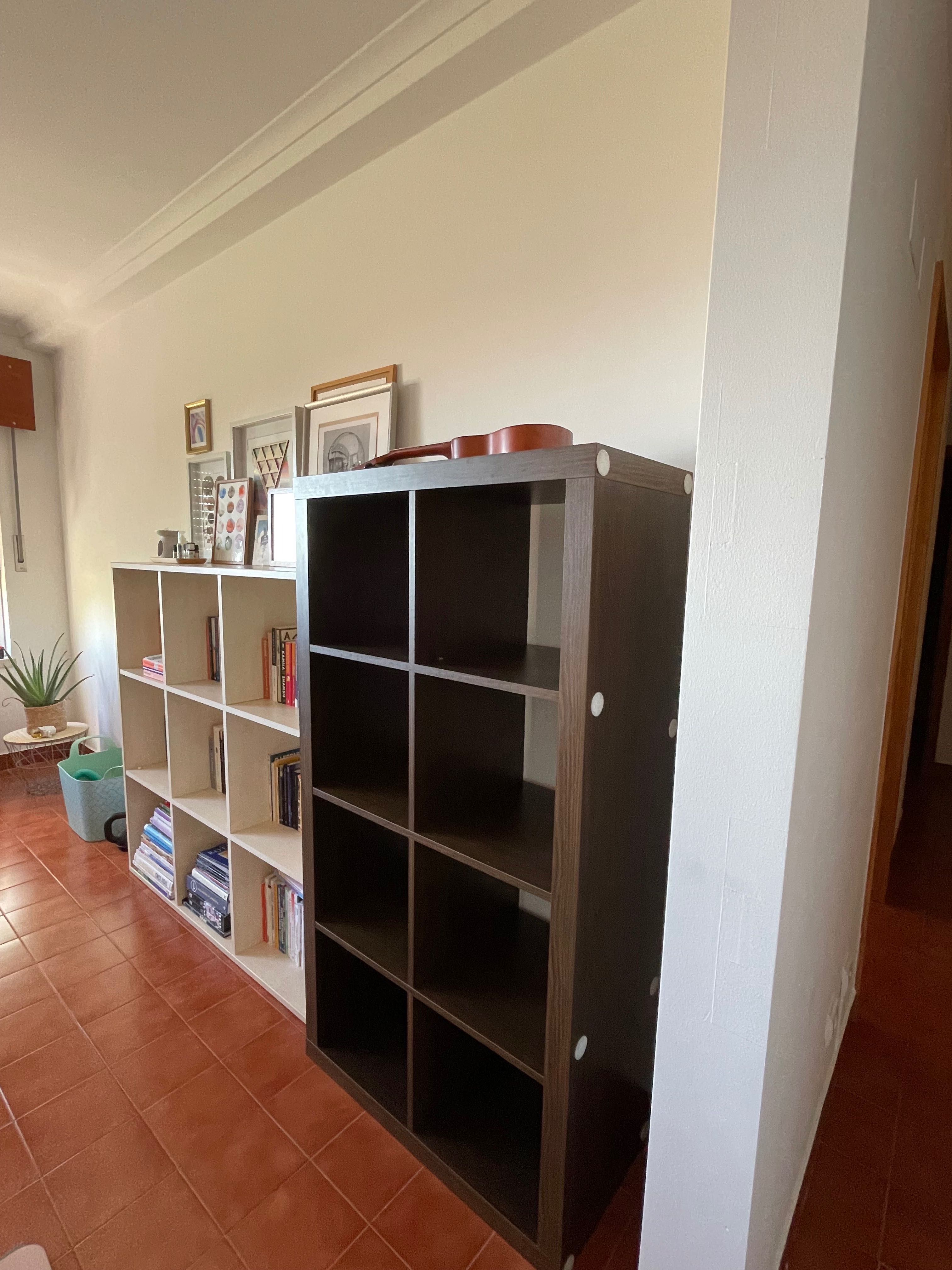 Estante de quadrados IKEA (cor madeira escura)