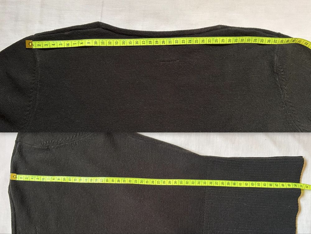 Camisola justa com decote profundo.