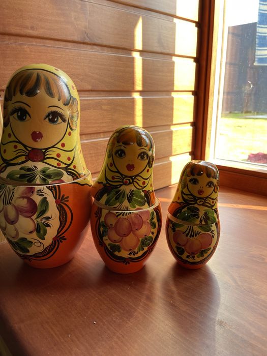 Візок з глечиком і рюмками і матрьошки