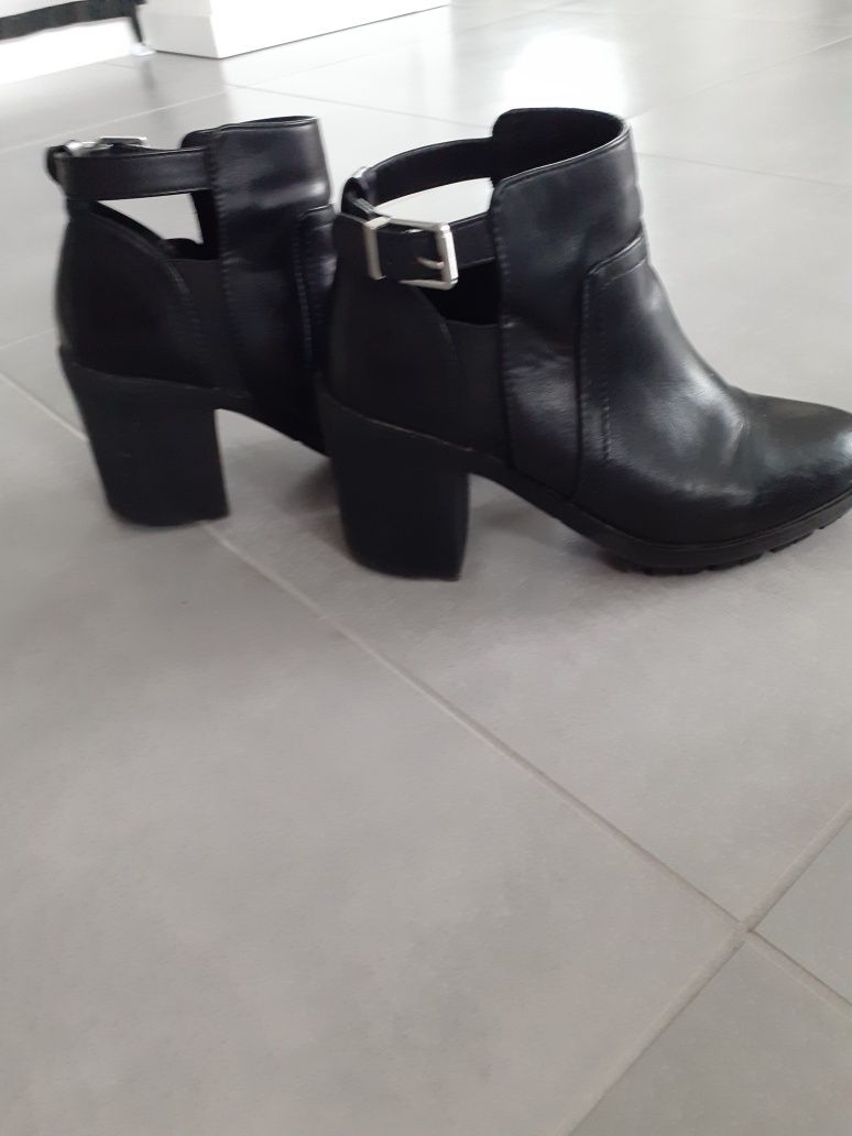 Buty botki na słupku Bershka