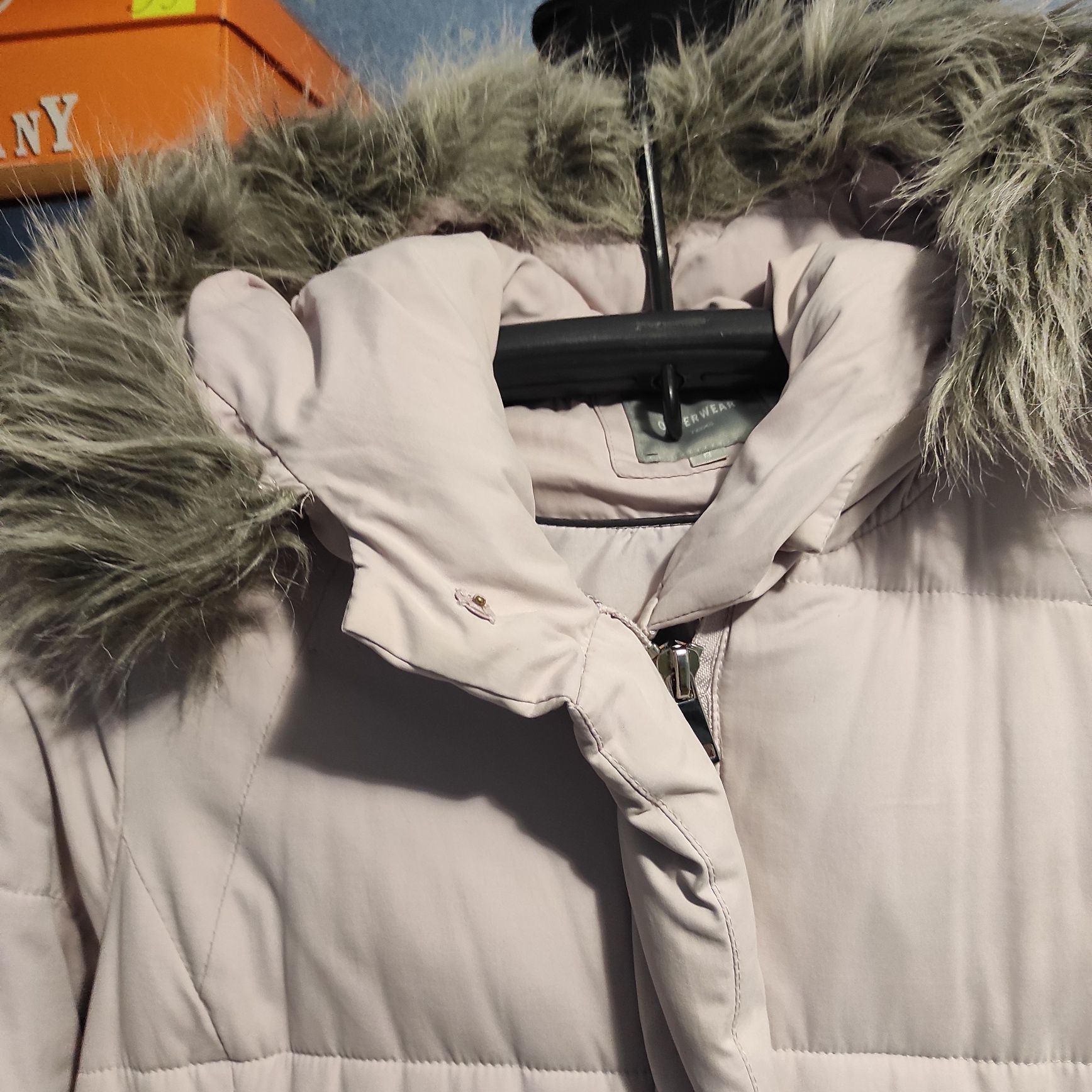 Продам світлий пуховик( б/ в)