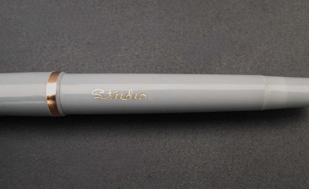 Antiga Caneta de Tinta Permanente STUDIO em cor Cinza - NUNCA USADA