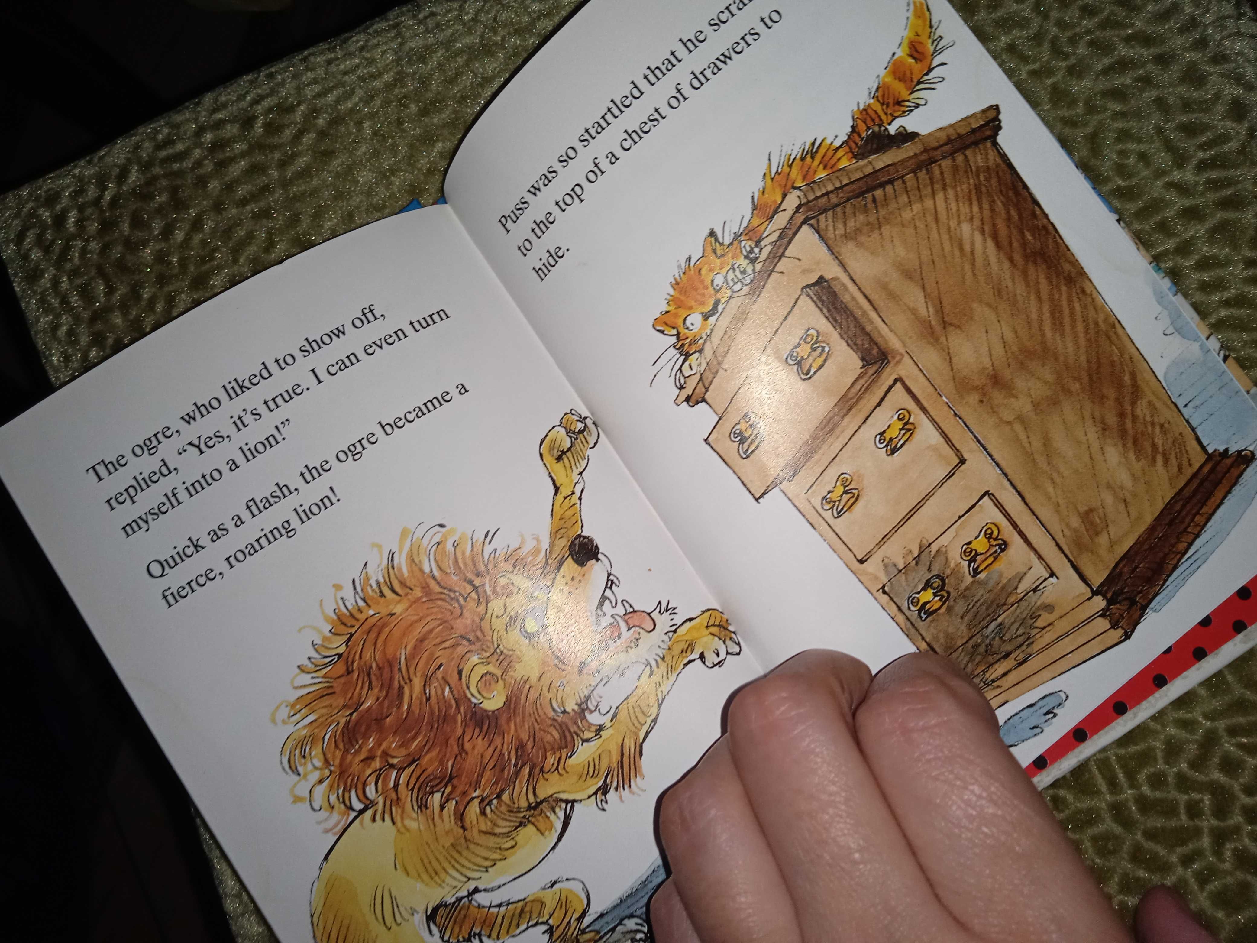 Книжечка англійською мовою невеликого формату