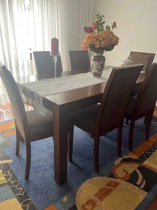Mobilia de Sala com Sofa, Louceiro e Mesa de Madeira com 6 Cadeiras