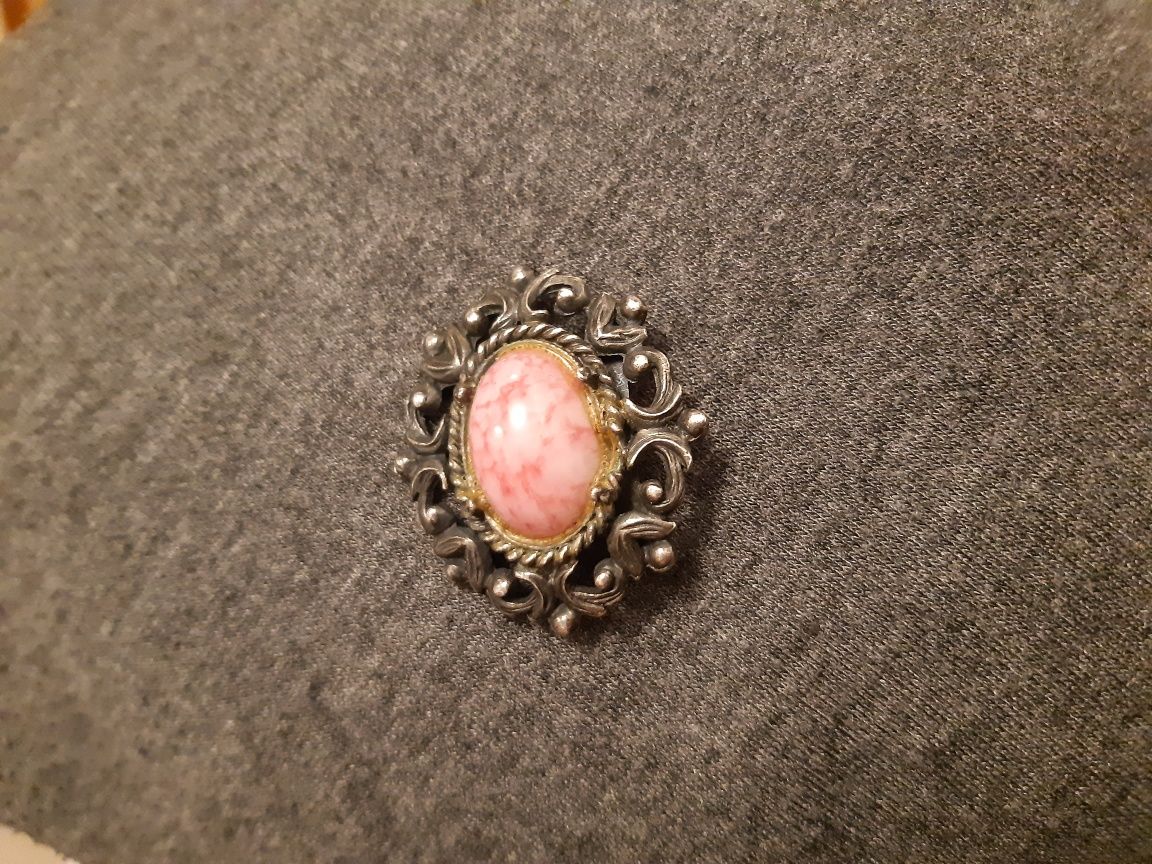 Piękna starodawna broszka z różowym oczkiem