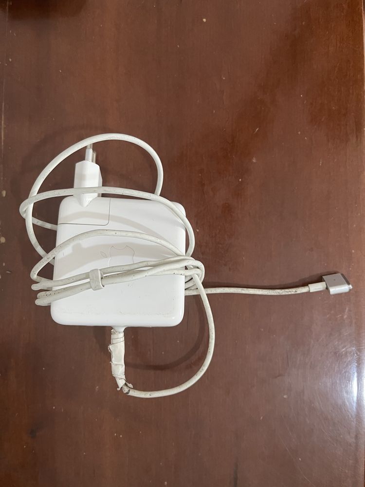 MacBook Pro com carregador