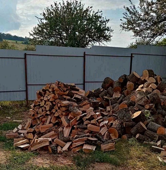 Дрова дуб,акация уложенные