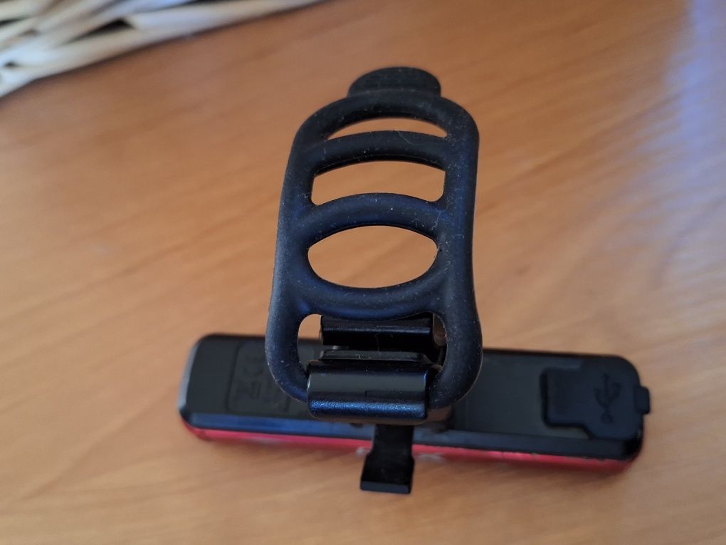 Lampka latarka na rower rowerowa hulajnoga światło USB obejma czerwone