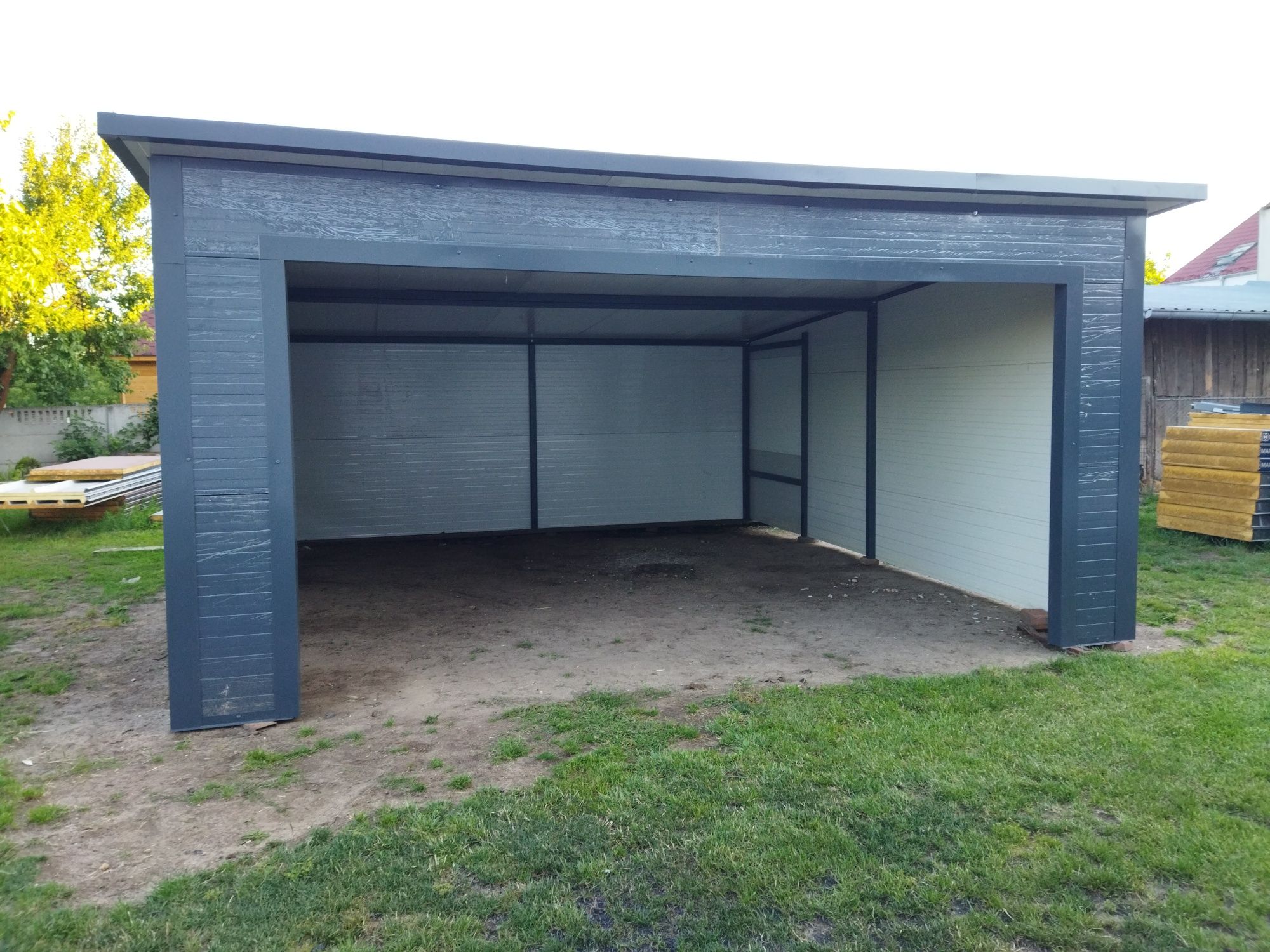 Garaż ocieplany z płyt warstwowych 5x5,5m.