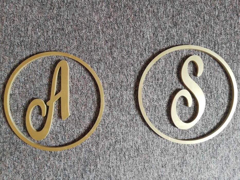 Litery A oraz S w kole dekoracja weselna