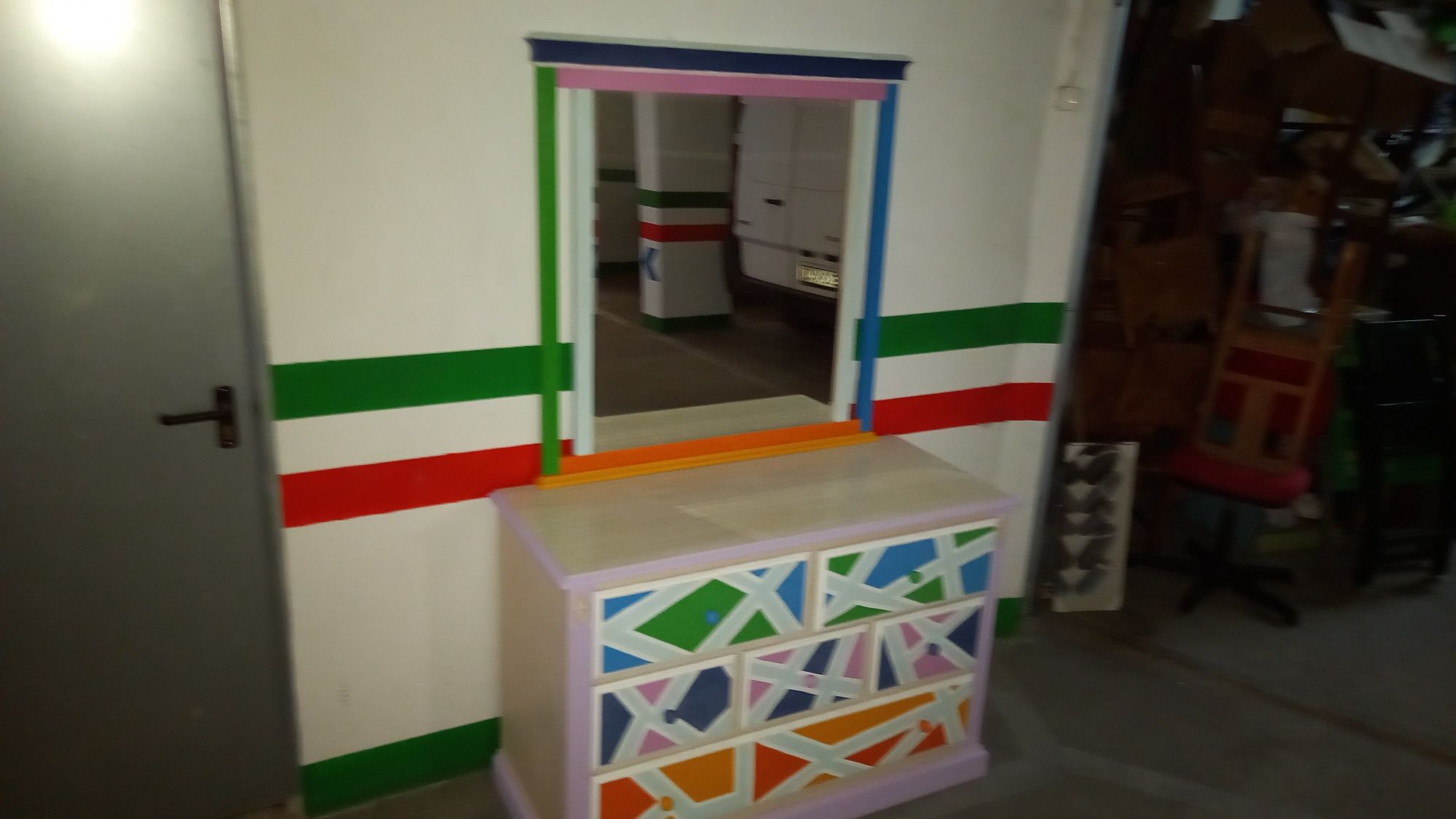 Cómoda e espelho coloridos