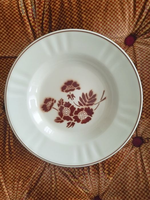 Pratos antigos (8) de porcelana da Fábrica de Loiça de Sacavém