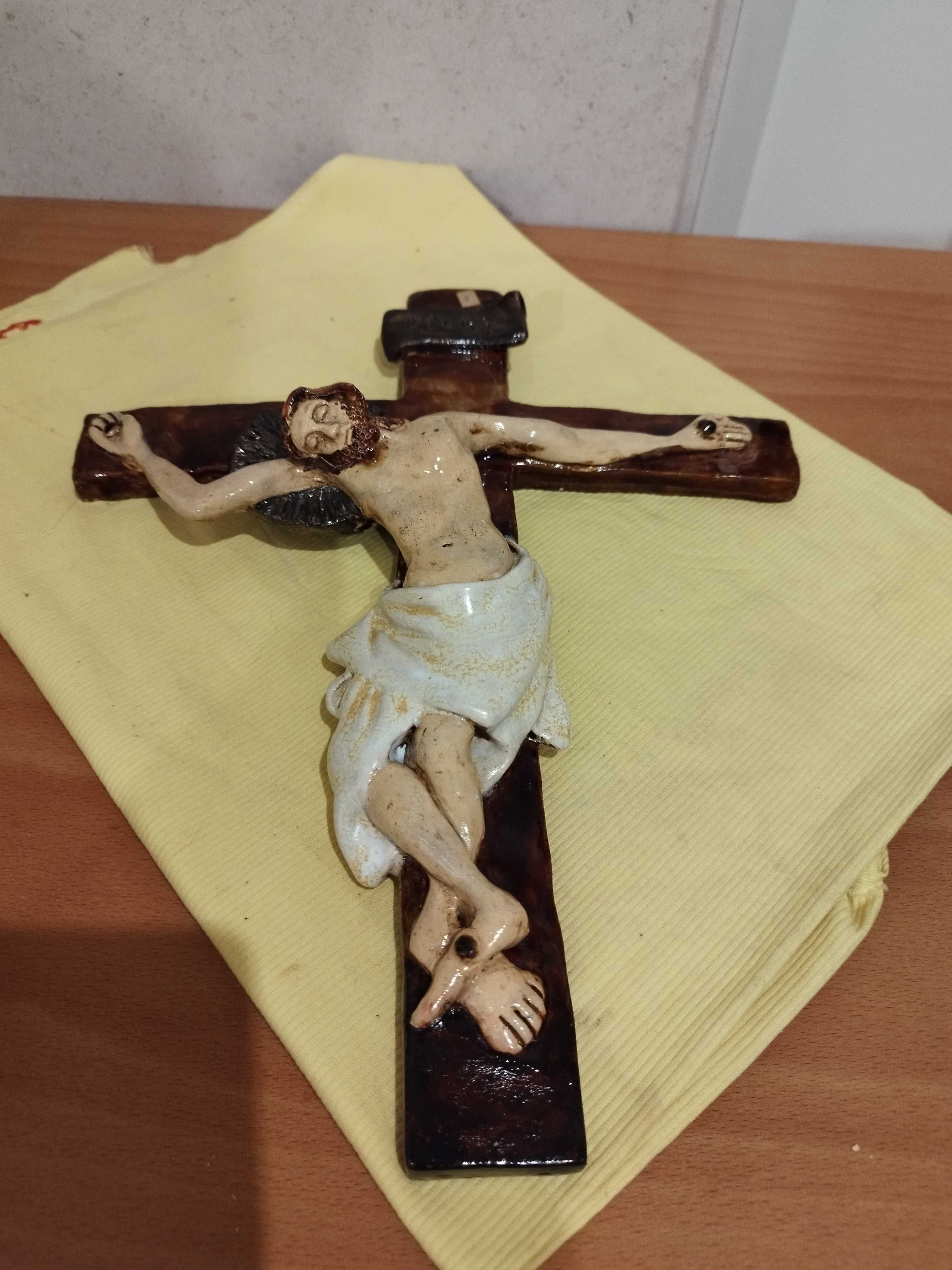 Crucifixo peça muito interessante cheia de movimento assinada CLEM