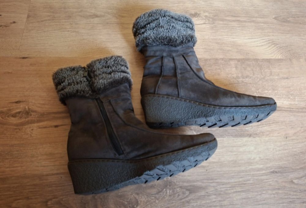 Brązowe czekoladowe botki na koturnie z futerkiem 38