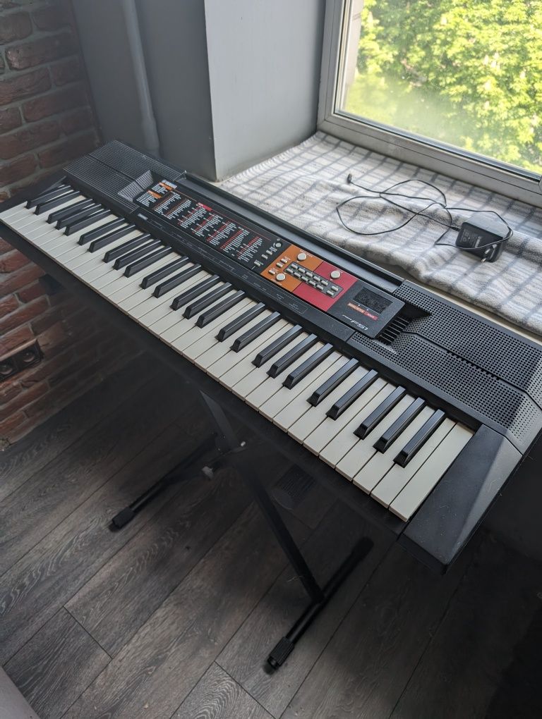 Синтезатор Yamaha PSR-F51+блок живлення+стійка