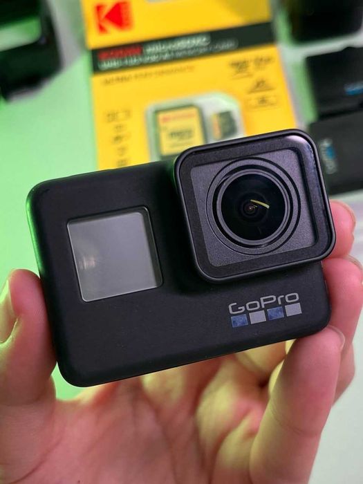 Екшн-камера GoPro HERO 7 Black з зарядною станцією в комплекті.