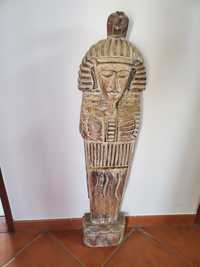 Estatua egipciana grande em madeira
