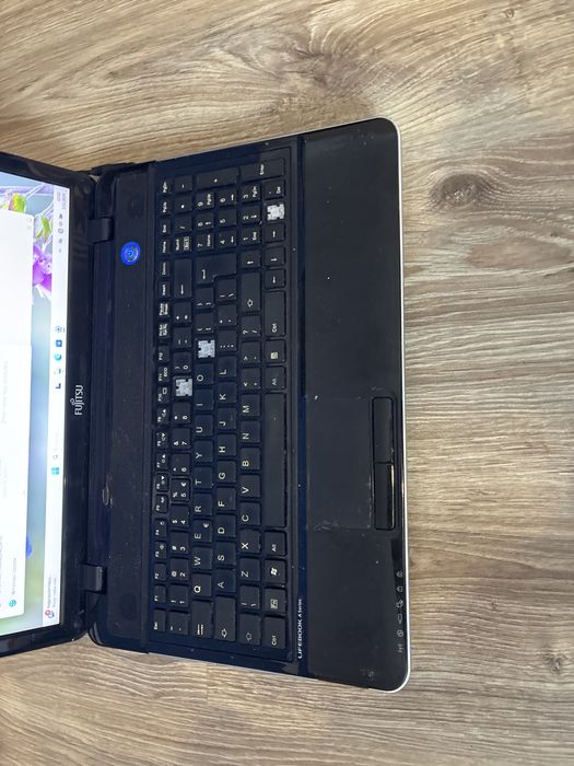 Laptop Fujitsu intel core i 3 dysk 250GB