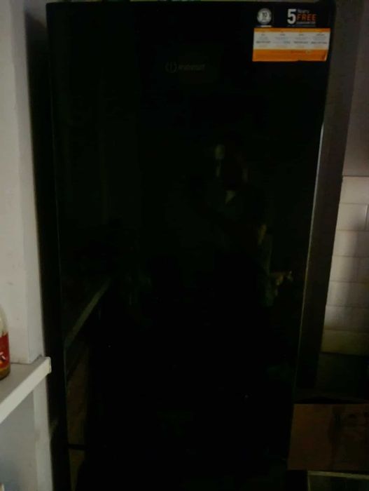 Lodówka Indesit LI8 S1E K - czarna - JAK NOWA  - GWARANCJA