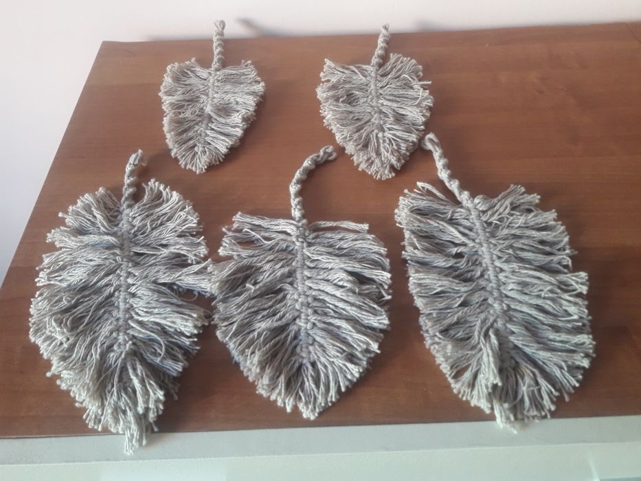 Ozdoba liście, kolor szary, makrama.