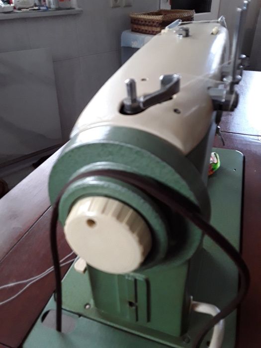 Швейная машинка Веритас Германия ножная  с тумбой