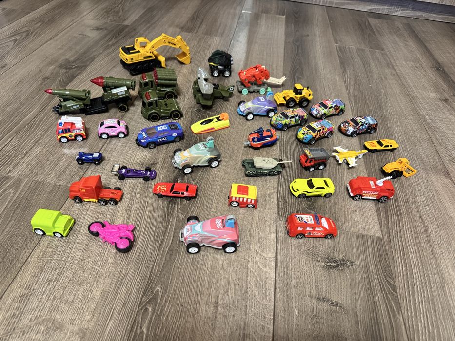 Набір машинок різні