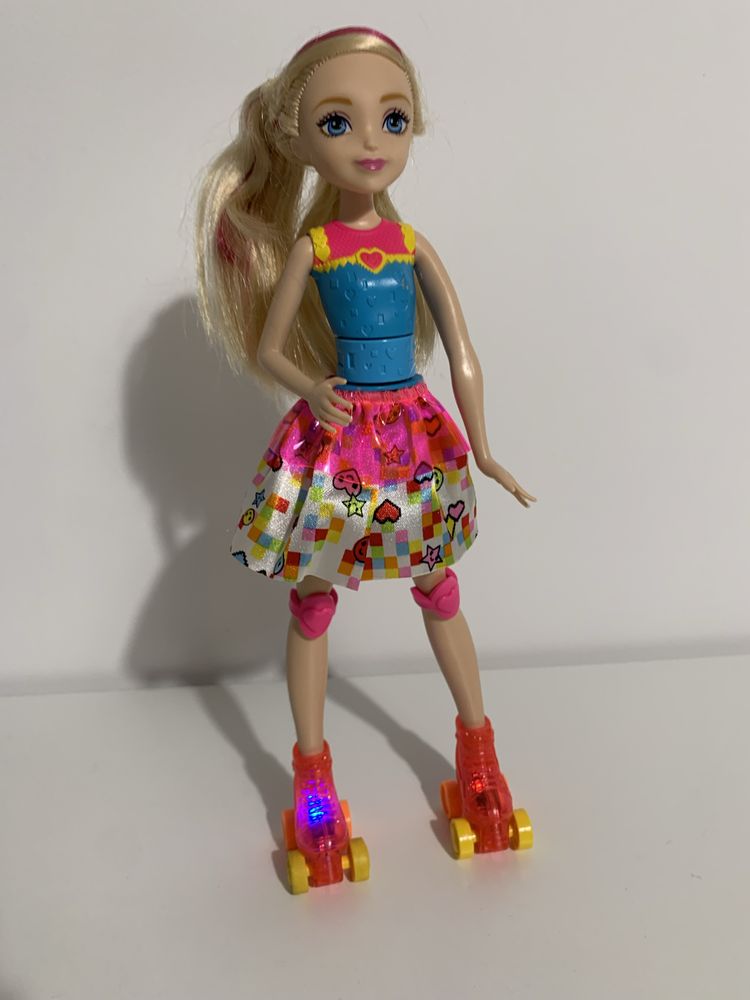 Lalka Barbie na wrotkach w świecie gier