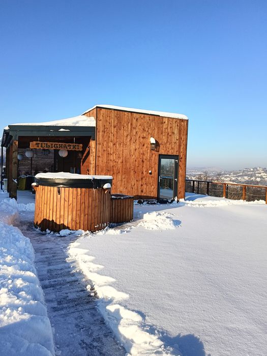Tulichatki- domki w Beskidach z widokiem na jezioro