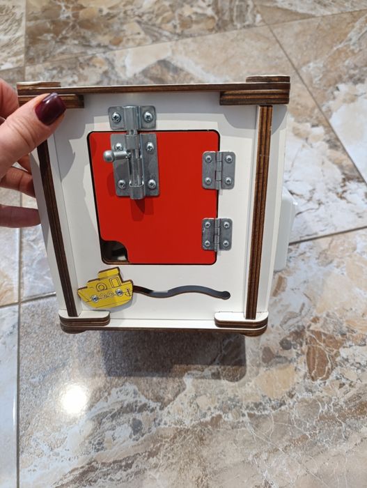 Бізікуб із дерева.