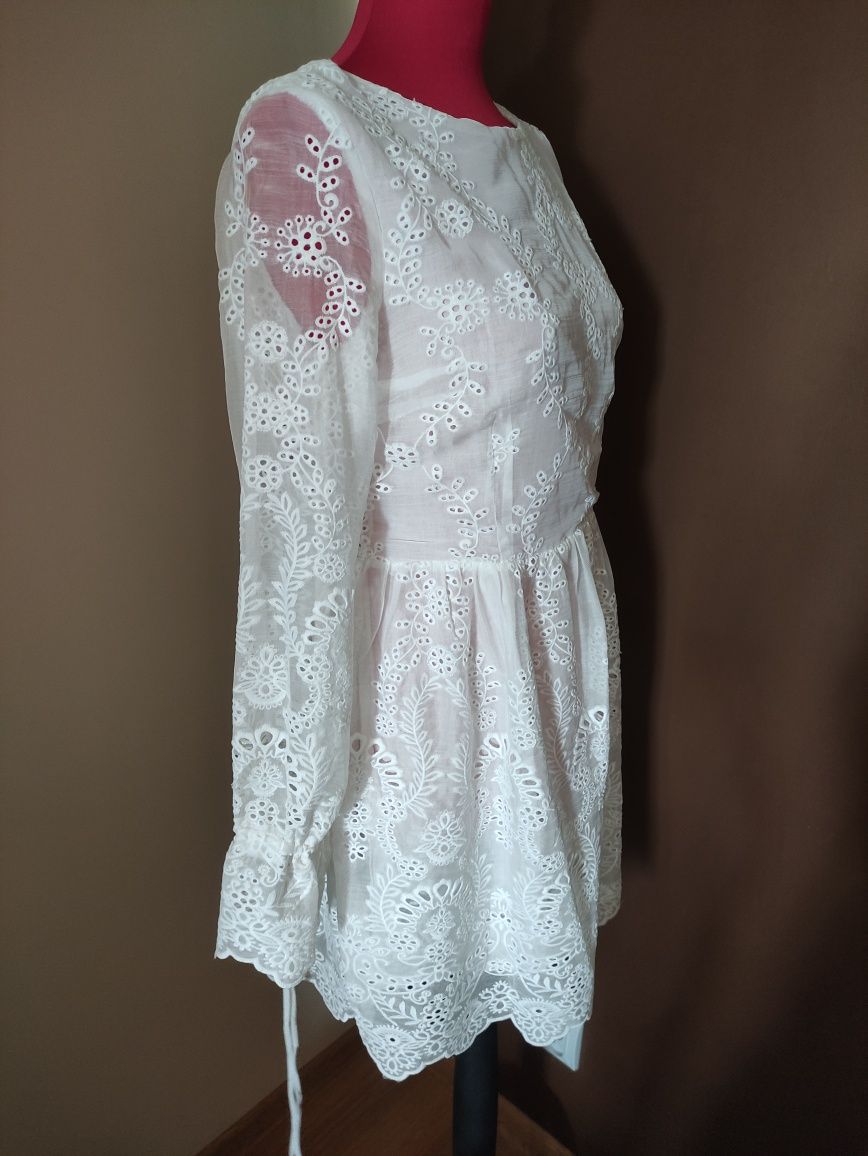 Biała sukienka haftowana gołe plecy sznurowana długi rękaw rozmiar S