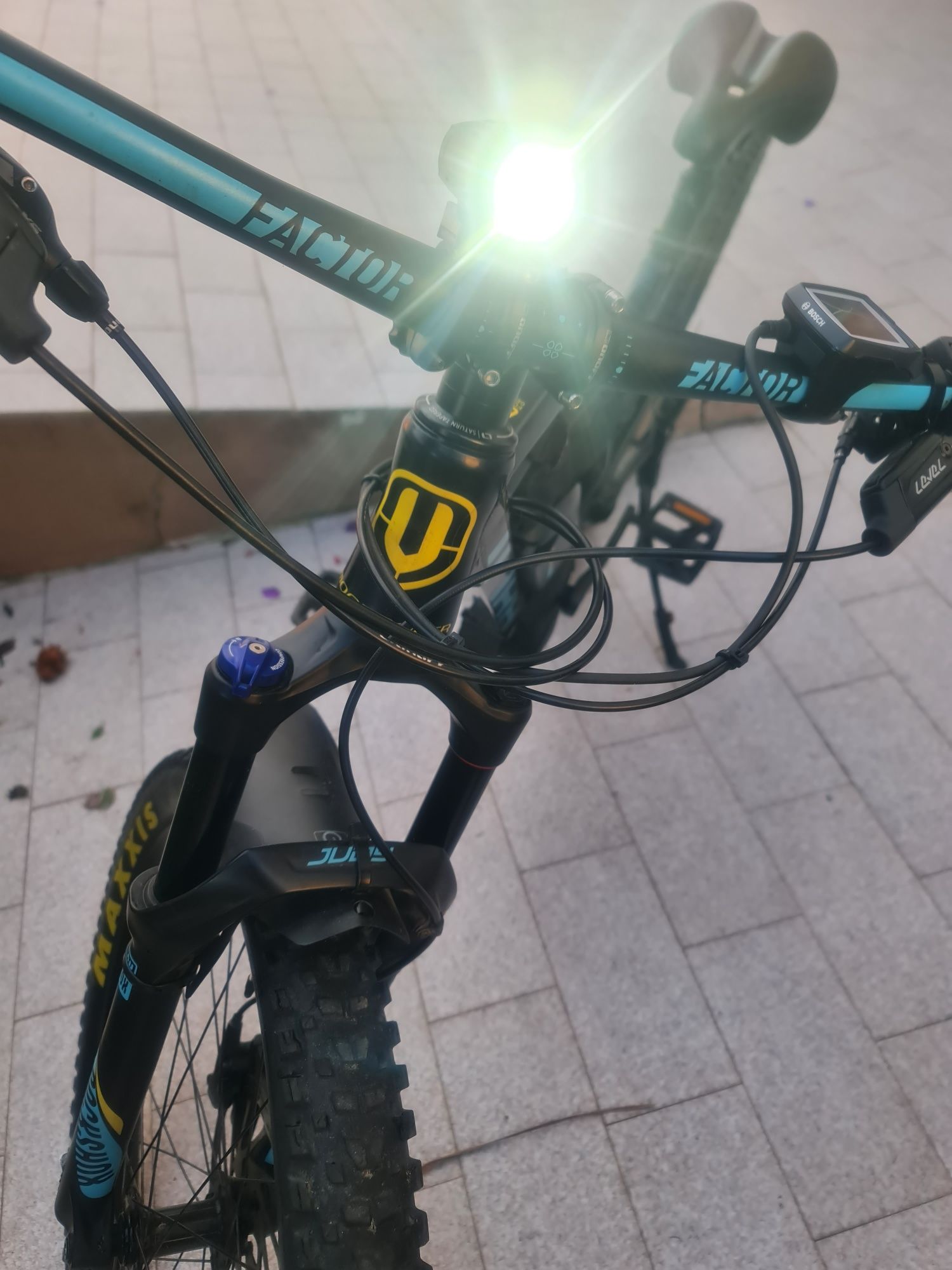 Bicicleta Elétrica, suspensão total