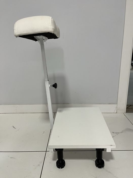 Продається тринога для педикюру та манікюрний стіл