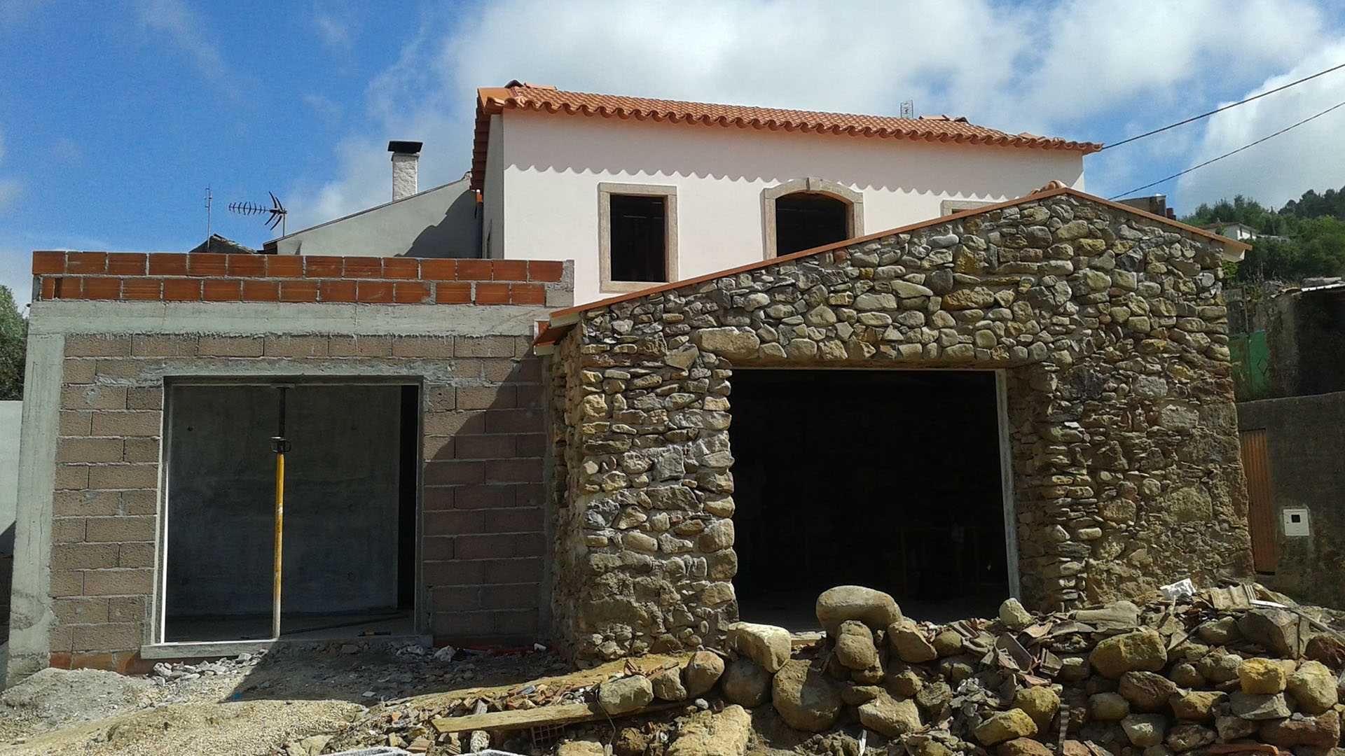 Fachadas com Aglomerado Negro de Cortiça Expandida no Exterior à Vista