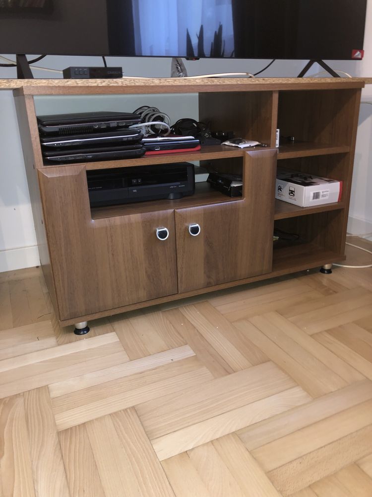 Zestaw drewnianych mebli do salonu