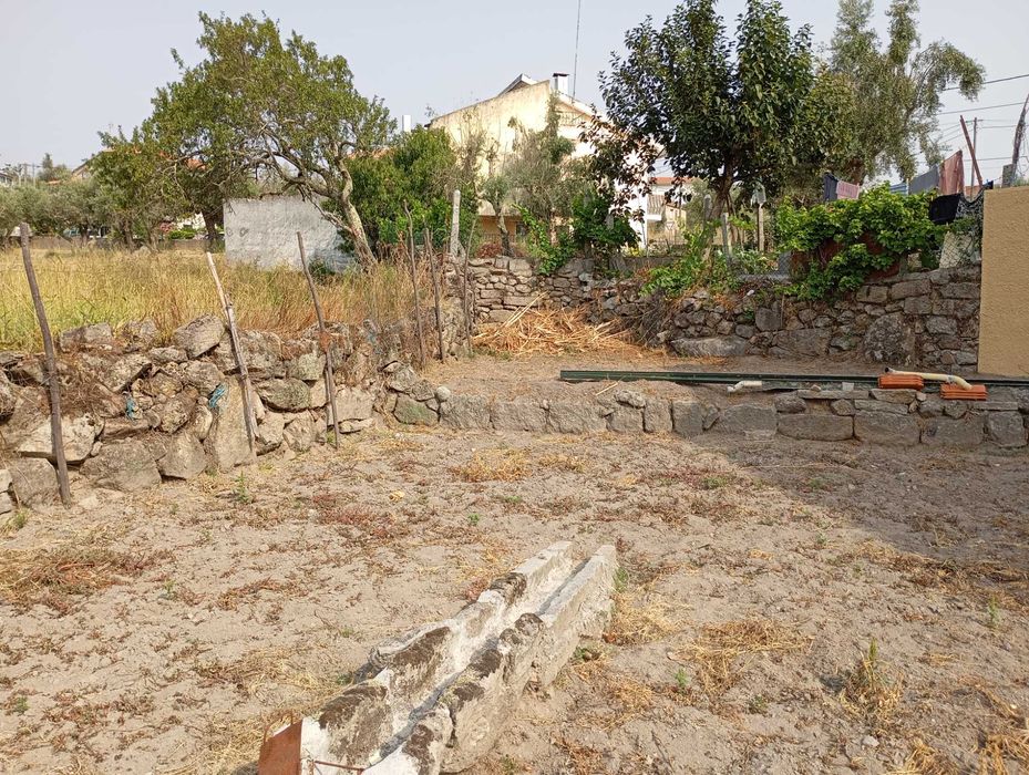 Linda moradia para recuperar a gosto, em pedra, com terreno.