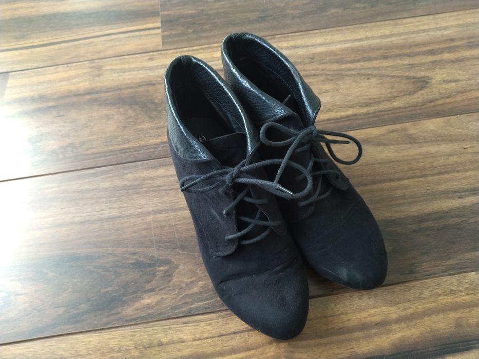 New Look wiązane czarne botki na koturnie 38