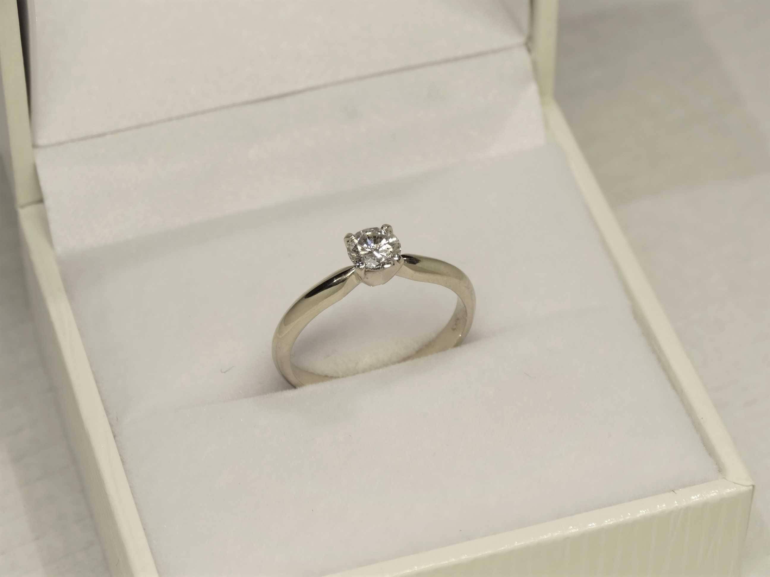 Złoty pierścionek zaręczynowy z diamentem 0,48 CT E białe złoto Certyf