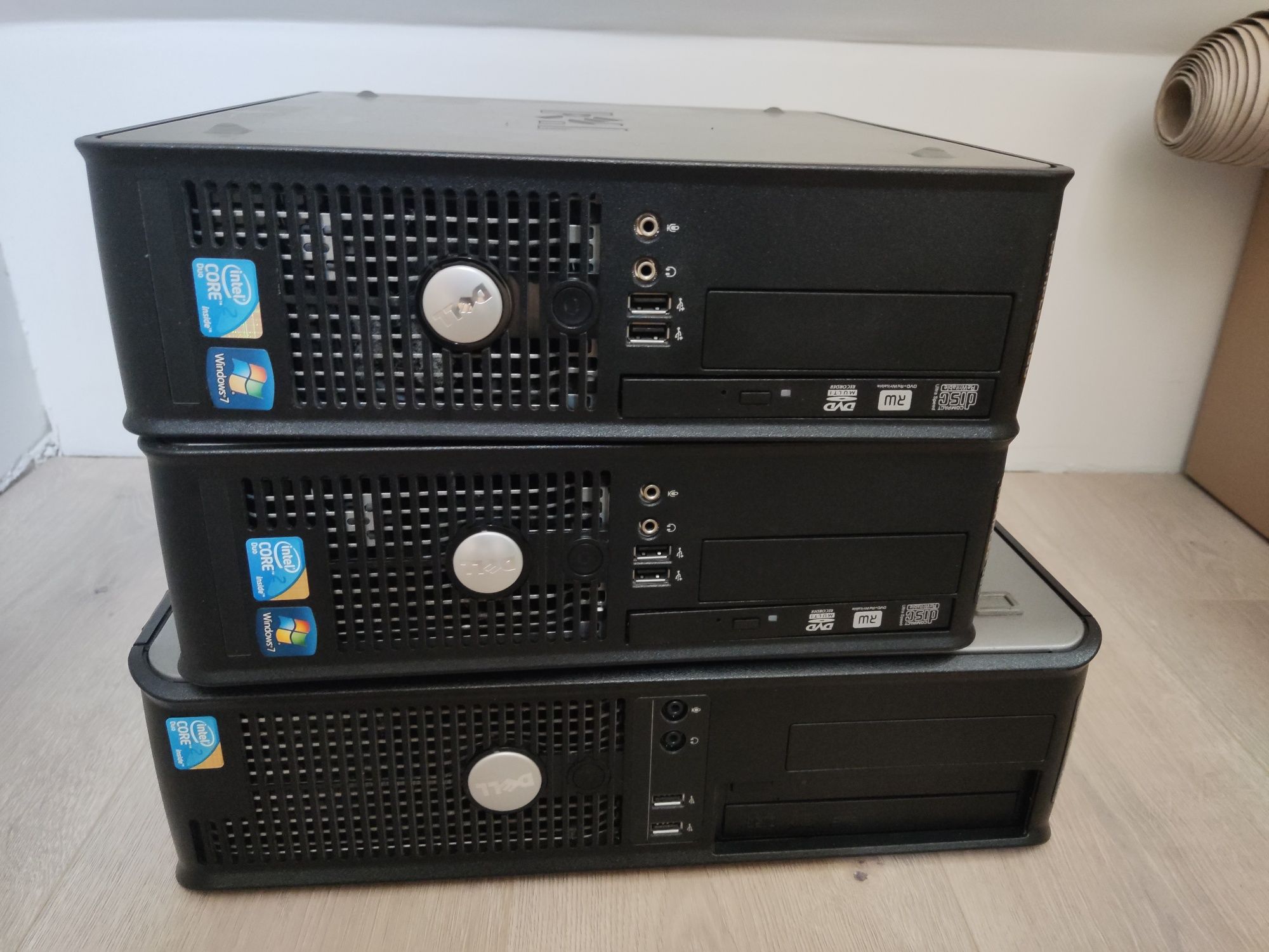 Komputery Dell 4 sztuki + 1 zintegrowany monitor