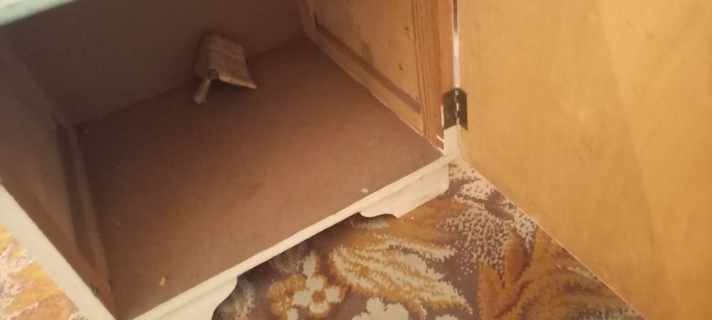 Stara szafka na miske