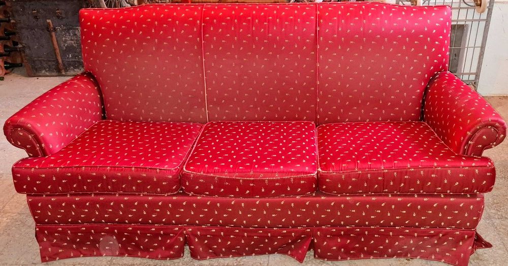 Sofá Clássico em Tecido Cor Cerise – Conforto e Elegância