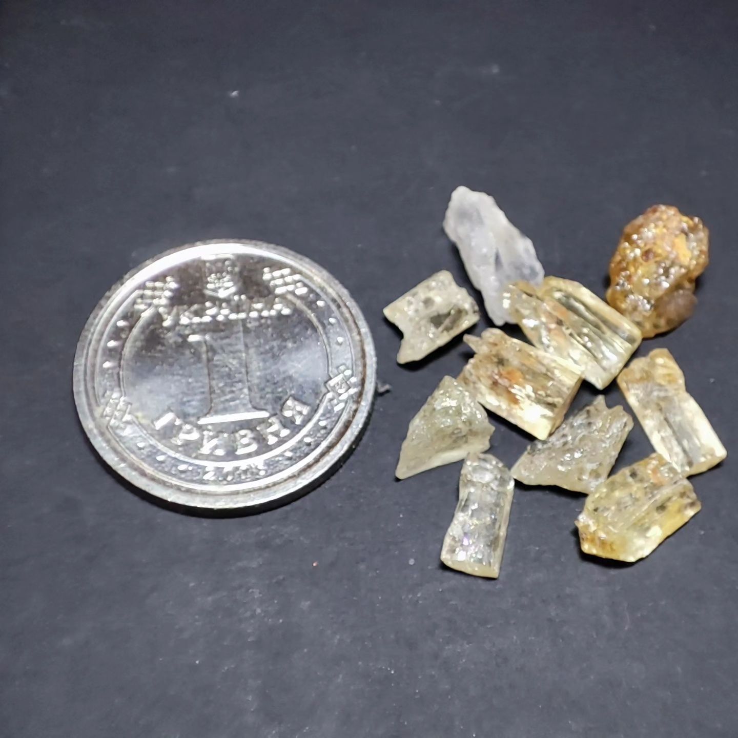Набір невеличких кристалів топазу імперіал