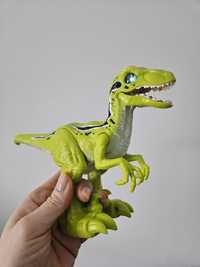Zabawka robot dinozaur.  Chodzi i rusza szczęką