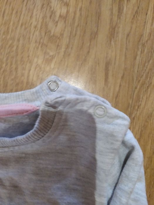 Продам два светрика на дівчинку 12-18місяців
